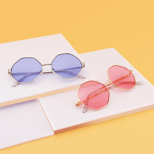 Lunettes de soleil polygonales à monture métallique tendance, verres PC UV400, couleurs bonbon unisexes pour la protection solaire et les tenues de voyage - Product Image 1