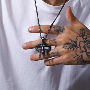 Collar con Colgante de Casco Espartano de Acero Inoxidable 316L para Hombre, Guerrero Vikingo, Acabado Antiguo en Oro, Plata y Negro, Joyería Gótica - Product Image 3