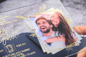 การ์ดเชิญอะคริลิคสำหรับงานครบรอบคู่รักวาเลนไทน์พร้อมรูปถ่ายและตัวอักษรสีทองพร้อมซองจดหมาย - Product Image 2