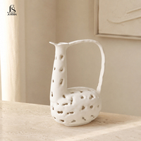 Vase à fleurs en céramique de forme unique Jossin avec surface ajourée et poignée sculpturale pour la décoration de la maison, de la table et des hôtels