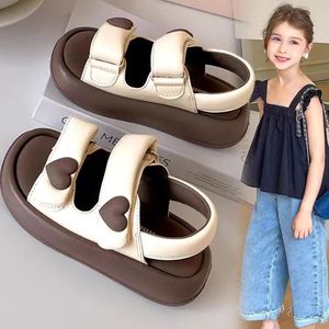 Sandali Estivi per Bambine 2026 Nuovi Arrivi a Tema Cuore <span class=keywords><strong>Scarpe</strong></span> da Principessa Sandali Casual da Spiaggia con Punta Aperta per Bambine - Product Image 1