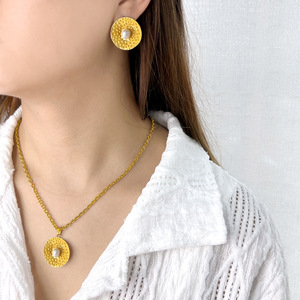 Ensemble de bijoux de haute qualité avec pendentif pièce d'or, collier et boucles d'oreilles en perles, plaqué or 18 carats, boucles d'oreilles clous rondes, pour femme - Product Image 3