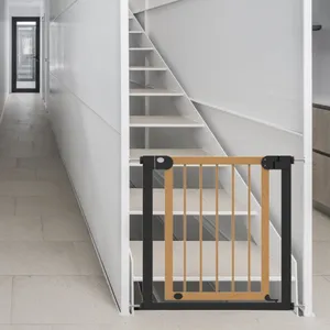 婴儿和宠物闸门安全金属和木制房间和楼梯