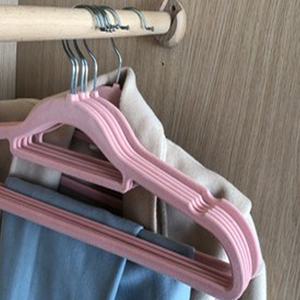 Factory Wholesale Flocked Haushalts gegenstände Rutsch fest mit Metall haken für die Aufbewahrung und Organisation von Samt bügeln Kleiderbügel - Product Image 3