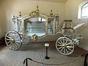 Carroza Fúnebre Eléctrica de Lujo con Ataúd de Cristal de Color Personalizado para Venta al por Mayor a Funerarias Globales - Product Image 6