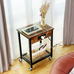 Meubles de chambre à coucher en bois modernes OEM ODM Table d'appoint Station de charge Ports USB Table de chevet Roues Étagère de rangement pour la maison en métal - Product Image 3