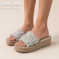 Sandales compensées légères et antidérapantes en EVA pour femmes, personnalisables OEM, avec lanière en tweed perlé, fils dorés et bords effilochés, coloris pastel, idéales pour l'été