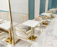 Mobilier de Restaurant Moderne de Luxe sur Mesure : Banquettes Fauteuils en Velours à Piétement Acier Inoxydable et Ensembles de Tables Motif Marbre