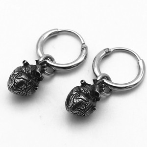 Yunnique Boucles d'oreilles en forme de cœur en acier inoxydable, design rétro pour hommes et femmes - Product Image 5