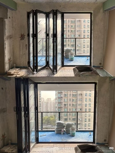 ประตูบานเฟี้ยมอะลูมิเนียมกันน้ำแบบทันสมัย กระจกนิรภัยสองชั้น สำหรับทางเข้าโรงแรม ระเบียงภายนอก วิลล่า สวนกลางแจ้ง - Product Image 4