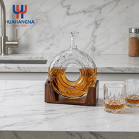 Carafe à whisky en verre cristallin texturé en forme d'anneau distinctif avec base en bois pour bourbon, scotch, brandy