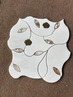 Carreaux de salle de bain élégants en marbre poli, motif floral en pierre découpée au jet d'eau, mosaïque florale pour la décoration murale et de sol des villas et maisons intérieures