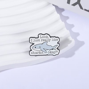 Spilla con lettere smaltate, mi piace molto il distintivo con spilla di squali, regalo di gioielli di animali per bambini e amici di laurea - Product Image 4