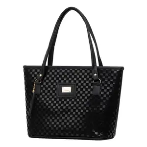Sac fourre-tout pour femme Fana Abisai M3784 en cuir synthétique microfibre noir imprimé échecs pour usage quotidien - Product Image 1