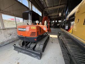 รถขุดตีนตะขาบ Doosan DH55 สีส้ม อุปกรณ์ก่อสร้างสำหรับงานหนัก มือสอง - Product Image 4