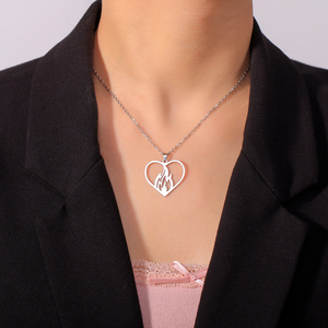 Myshape Collier Coeur sacré flamboyant Charme élément feu <span class=keywords><strong>Symbole</strong></span> d'illumination Spiritualité Bijoux en acier inoxydable - Product Image 2