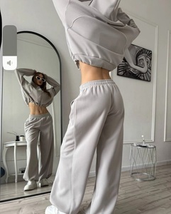 Ensemble de survêtement streetwear personnalisé en coton épais pour femme : pantalon de jogging et sweat à capuche court zippé - Product Image 4
