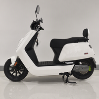 Moto électrique moderne blanche haute performance pour adultes, avec phare LED arrondi et dossier confortable, idéale pour les trajets urbains.
