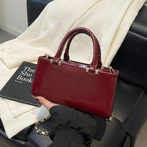 Nuova Borsa a Tracolla Quadrata Media da Donna Spagnola, Colore Cremisi, con Catene, Chiusura a Zip, Tracolla Singola, Fodera in Poliestere - Product Image 1