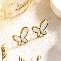 Elegante Juego de Joyería con Aretes de Mariposa Chapados en Oro de 18K, Pulsera de Acero Inoxidable y Collar de Mariposa con Concha Blanca