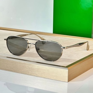 Lunettes de soleil classiques 2026 tendance pour la plage et l'extérieur, protection UV400, monture en titane, vente en gros de luxe pour les voyages et les vacances - Product Image 1