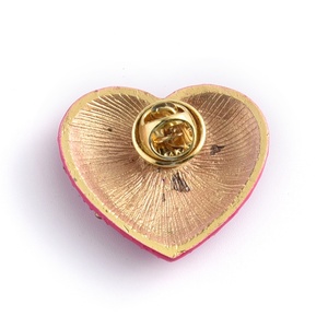 Broches Metálicos con Logotipo Personalizado, en Forma de Corazón Rosa Diamante, con Impresión UV, para Ropa - Product Image 4
