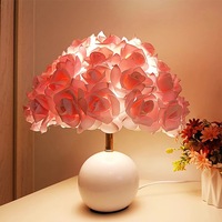 Lampe de table LED en forme de rose rouge, lampe à pétales, lumière chaude, pour chambre à coucher, chevet, salon, cadeau décoratif romantique, base sphérique blanche