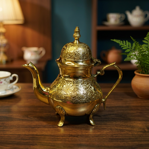 Théière vintage en métal avec couvercle et poignée, design orné, finition dorée, bouilloire décorative - Product Image 2