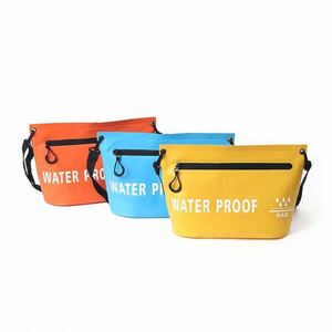 Bolsa de Aseo Impermeable de PVC para Viajes al Aire Libre con Correa de Hombro Única, Cierre de Cremallera y Diseño Vertical para Maquillaje y Natación - Product Image 1