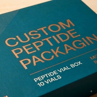 Boîte rigide personnalisée avec couvercle et base verts pour 12 flacons de peptides, en pulpe moulée avec logo estampé à chaud