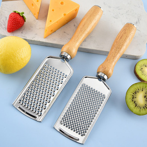 Râpe à fromage en acier inoxydable avec manche en bois, multifonctionnelle pour citron, gingembre, radis, outil de cuisine - Product Image 1