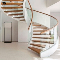 Rampe d'escalier en colimaçon moderne avec balustres en métal noir, villa de luxe, intérieur résidentiel, rampes d'espace ouvert