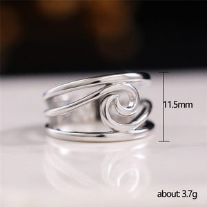 Anello geometrico minimalista a forma di onda per donna, gioiello liscio personalizzato per l'indice - Product Image 5