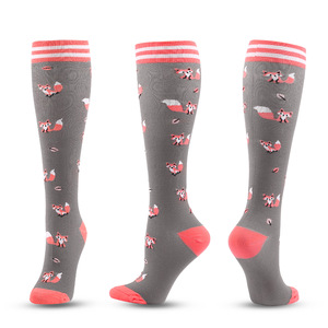 Chaussettes de compression unisexes de dessin animé décontractées Anti-fatigue Soulagement de <span class=keywords><strong>la</strong></span> <span class=keywords><strong>douleur</strong></span> Bas du genou Chaussettes longues de sport pour hommes et femmes - Product Image 4