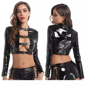 Ensemble de lingerie sexy et audacieuse en polyester brillant, comprenant un crop <span class=keywords><strong>top</strong></span> à manches longues et décolleté, et un short taille haute, avec bretelles réglables à boucles argentées - Product Image 1
