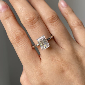Anillo de Compromiso de Diamante Cultivado en Laboratorio con Corte Esmeralda de 4.0CT, Color G, Claridad VS1, Oro Blanco de 14k/18k, Joyería de Provenza - Product Image 1