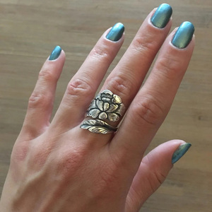 Anello da cocktail con fiore in argento, gioiello vintage da donna, regalo H342 - Product Image 6