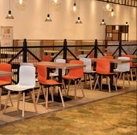 Tables et chaises rondes de restaurant, design de table en bois forgé tendance, mobilier de café