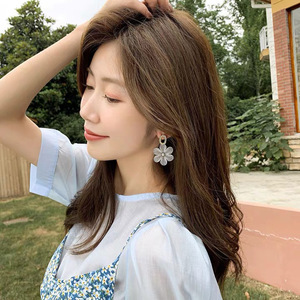 Boucles d'oreilles en perles et diamants avec pendentif fleur en résine Bijoux simples en cuivre pour femmes pour les fêtes - Product Image 4