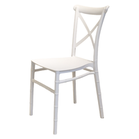 Chaise classique en plastique à dossier croisé empilable pour la location de luxe lors de réceptions et les banquets professionnels en hôtellerie