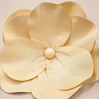 Sculpture géante en papier de tête de fleur de magnolia crème, fleur artificielle pour décoration d'événements de mariage, présentation florale commerciale