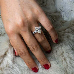 Anello di Fidanzamento Q670 per Donna in Oro Bianco con Diamante Naturale Taglio Marquise Colore D e Pietre Laterali - Product Image 2