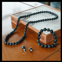 Ensemble de bijoux en gros : boucles d'oreilles fleur en jade, bracelet à perles rondes et collier