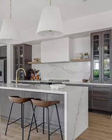 Îlot de cuisine blanc avec armoires en bois grainé, portes vitrées, poignées en laiton, éclairage LED, panneau stratifié PVC E1, ensemble personnalisé