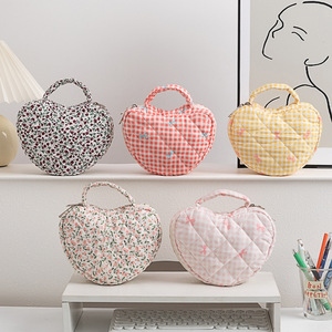 Nouvelle conception, grande capacité, pochette de rangement florale portable, trousse de maquillage matelassée en coton en forme de cœur avec fermeture éclair pour femme - Product Image 4