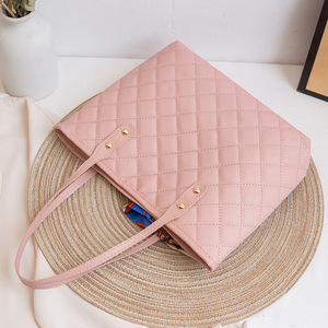 Sac fourre-tout en cuir PU grande capacité brodé losanges, sac à bandoulière pour femme avec foulard en soie - Product Image 3