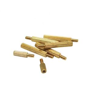 Entretoise hexagonale filetée mâle-femelle en laiton moleté avec écrou d'insertion - Product Image 3