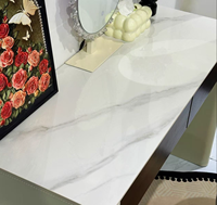 Coiffeuse italienne minimaliste moderne avec miroir LED intégré et rangement, design en panneaux MDF massifs pour chambre à coucher compacte