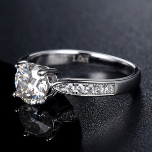 Cincin Tunangan Moissanite Grosir Perhiasan Alibaba Perak S925 Berlian VVS 1CT Batu Permata Dengan Sertifikat R.GEM. - Product Image 6