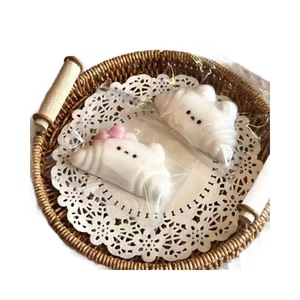 Juguete antiestrés de silicona de grado alimenticio, hecho a mano, con forma de gato y croissant, de rebote lento, estilo Xiaohongshu, Zhejiang - Product Image 5
